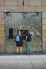Berlin  Deutschland  Touristenpaar vor der Paillettenfassade des DOMs