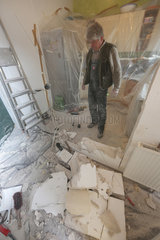 Berlin  Deutschland  Handwerker bei Abrissarbeiten in einem Haus