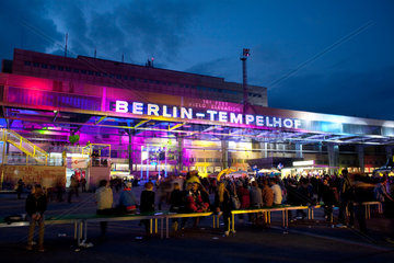 Berlin  Deutschland  Besucher der Berlin Music Week abends auf dem Flughafen Tempelhof