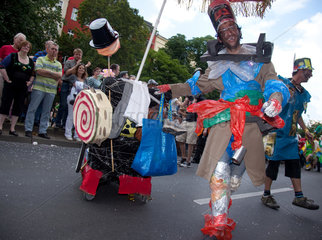 Berlin  Deutschland  Mann mit Muellkostuem auf dem Karneval der Kulturen