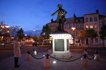 Verdun  Frankreich  eine Frau steht vor einem Denkmal von Francois de Chevert