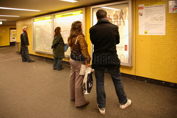 Berlin  Menschen vor Stadt- und U-Bahn-Plan