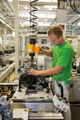Jungbunzlau  Tschechische Republik  Montage von Getriebeteilen im Skoda-Stammwerk
