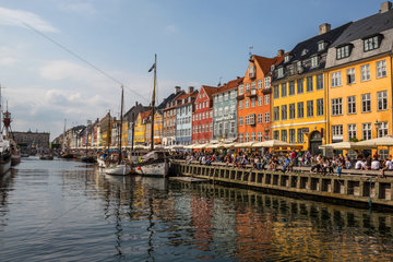 Kopenhagen  Daenemark  die farbenforhen Haeuserfassaden am Nyhavn