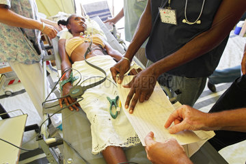 Carrefour  Haiti  Auswertung eines EKGs bei einer Patientin
