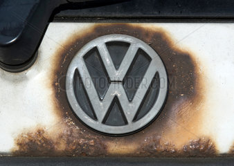 Berlin  Deutschland  Volkswagen AG stumpfes VW-Emblem