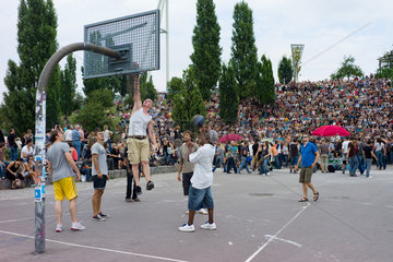 Berlin  Deutschland  Basketball und Karaoke sonntags im Mauerpark