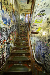 Berlin  Deutschland  mit Graffiti ueberzogenes Treppenhaus im Haus Schwarzenberg