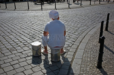 Breslau  Polen  ein Koch sitzt wartend auf Essensbehaeltern