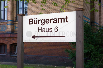 Berlin  Deutschland  Hinweisschild fuer das Buergeramt in Haus 6 in der Froebelstrasse
