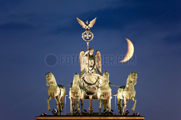 Berlin  Deutschland  die Quadriga des Bandenburger Tores mit Mondsichel im Hintergrund