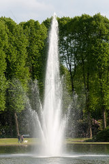 Bremen  Deutschland  Wasserfontaene im Hollersee im Buergerpark
