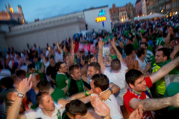 Posen  Polen  irische Fussballfans tanzen am Stary Rynek