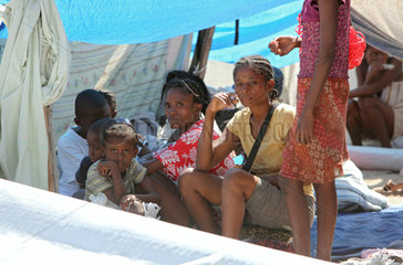 Carrefour  Haiti  Betroffene des Erdbebens campieren unter freiem Himmel