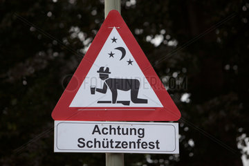 Cuxhaven  Deutschland  lustiges Schild weist auf betrunkene Schuetzenfestbesucher hin