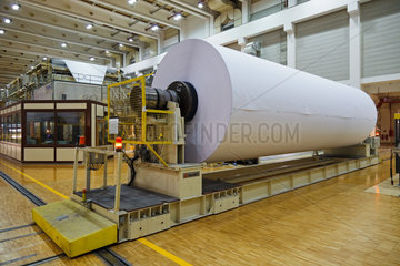 Doerpen  Deutschland  riesige Papierrolle auf einem fuehrerlosen Transportschlitten bei Nordland Papier