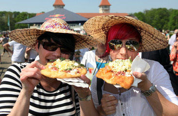 Leipzig  Deutschland  Frauen mit Strohhueten essen Pizza
