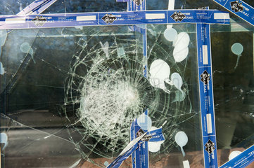 Berlin  Deutschland  Vandalismus an Schaufensterscheiben von Geschaeften