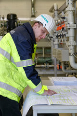 Ludwigsfelde  Deutschland  Siemens-Techniker in der Kuehlwasseraufbereitungsanlage des Clean Energy Center