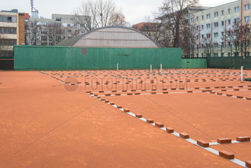 Berlin  Deutschland  Tennisplatz und Turnhalle auf dem Gelaende des Melchiorblockes