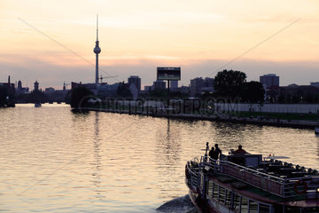 Berlin  Deutschland  Spree  Ausflugsdampfer und Berliner Fernsehturm bei Daemmerung