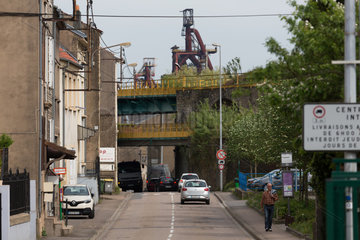 Frankreich  Lothringen  Hayange - strukturschwache Stadt  waehlte 2014 Front National-Politiker zum Buergermeister  hinten Hochoefen von stillgelegtem Stahlwerk