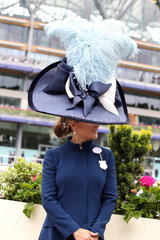 Royal Ascot  Grossbritannien  elegant gekleidete Frau mit Hut auf der Galopprennbahn Royal Ascot