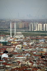 Istanbul  Tuerkei  Ueberblick ueber den Wohnbezirk Bakirkoey mit Moschee