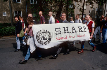 Potsdam  Deutschland  unpolitische und linke Skinheads (SHARP-Skins) demonstrieren um ihren Ruf