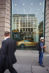 Berlin  Deutschland  das Schaufenster der Bugatti-Niederlassung Unter den Linden