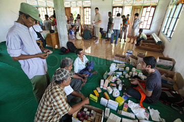 Kampuang Bukik catiak Tawang  Indonesien  Patienten bei der Hilfsorganisation IBU
