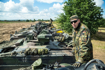 Gardelegen  Deutschland  Panzergrenadierkompanie bei einer Uebung auf dem Truppenuebungsplatz Altmark