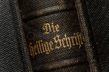 Berlin  Deutschland  Detail eines Buchrueckens der Heiligen Schrift