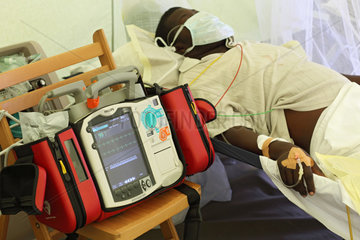 Carrefour  Haiti  ein Patient ist an einen mobilen Heart Start Defibrillator angeschlossen