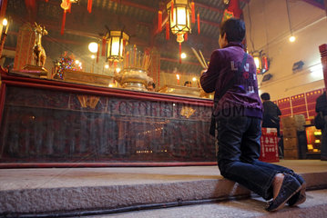 Hong Kong  China  glaeubige Buddhistin im Man Mo Tempel