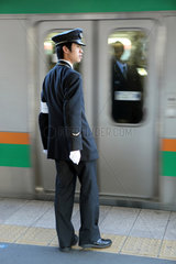 Kamakura  Japan  Zugabfertiger auf dem Bahnsteig