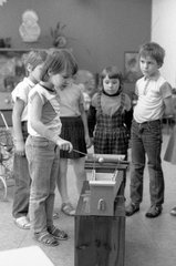 Berlin  DDR  kleiner Junge spielt in einem Kindergarten auf einem Xylophon