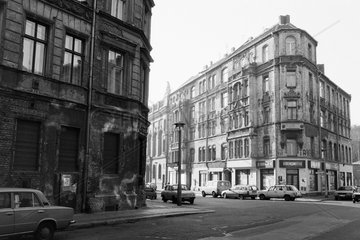 Berlin  Deutschland  Altbauten an der Auguststrasse Ecke Tucholskystrasse