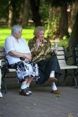 Gomel  Weissrussland  Rentnerinnen sitzen auf einer Bank im Park