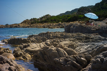 Capo Comino  Italien  Steinkueste bei Capo Comino auf der Insel Sardinien