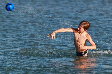 Santa Margherita di Pula  Italien  Junge im Meer wirft einen Ball