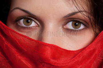 Sofia  Bulgarien  ein Frauengesicht maskiert mit einem rotem Tuch