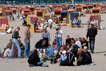 Luebeck  Deutschland  Jugendliche am Strand von Travemuende waehrend des Oi!-The Meeting