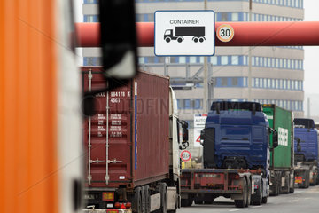 Hamburg  Deutschland  Sattelschlepper warten vor dem Eurogate Containerterminal