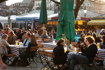 Muenchen  Deutschland  Besucher im Biergarten auf dem Muenchner Viktualienmarkt
