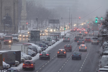 Berlin  Deutschland  Strassenverkehr bei Schneefall auf der Strasse des 17. Juni