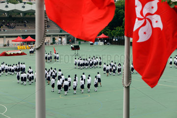 Hongkong  China  Maedchen in Uniform ueben auf einem Sportplatz fuer eine Parade
