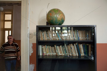 Heybeliada  Tuerkei  Buecherregal und Globus in einem Unterrichtsraum im Priesterseminar Halki