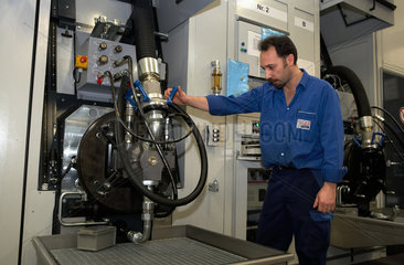 Berlin  Deutschland  Mitarbeiter kontrolliert eine Hydraulikpumpe an einem Pruefstand