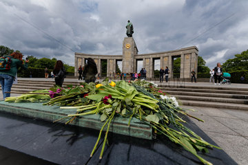 Berlin  Deutschland  Kranzniederlegung am Sowjetischen Ehrenmal im Tiergarten